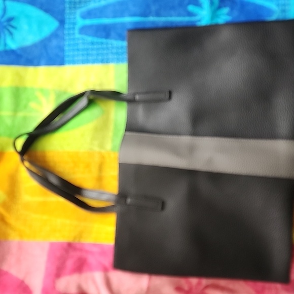 ✨NEW Vince Camuto Vegan Leather Tote Bag - Picture 2 of 3